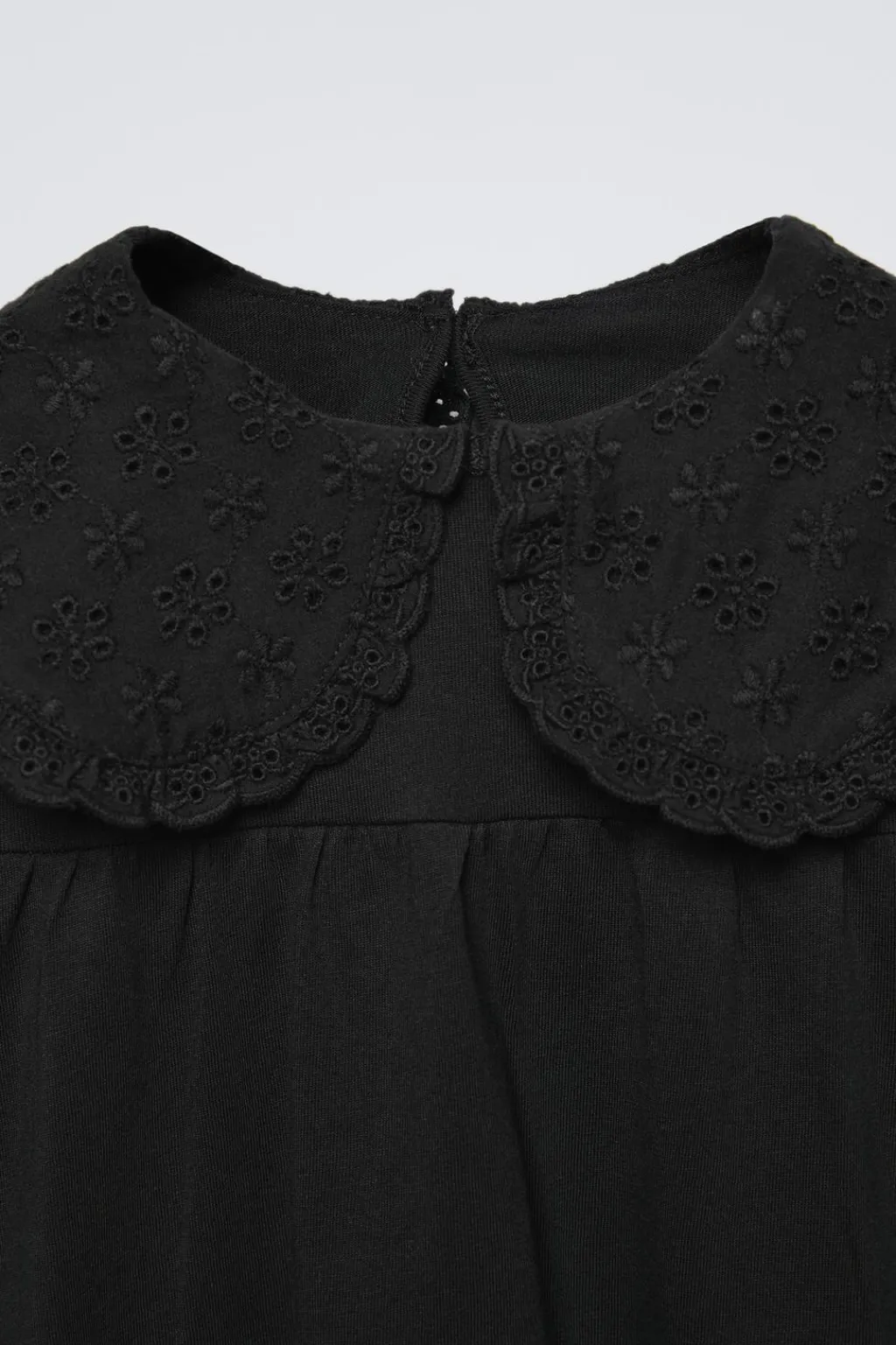 Niños ZARA 1½ - 6 Años·Camisetas|6 - 18 Meses·Camisetas<CAMISETA CUELLO BORDADO