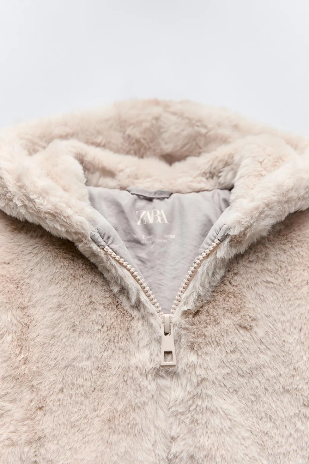 Niños ZARA 6 - 18 Meses·Abrigos / Buzos<CAZADORA EFECTO PELO CAPUCHA