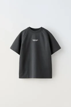 Niños ZARA 6 - 14 Años·Camisetas|6 - 14 Años·Pantalones<CONJUNTO TEXTO RELIEVE CAMISETA Y BERMUDA
