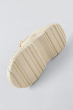 Niños ZARA 1½ - 6 Años·Zapatos|1½ - 6 Años·Zapatos<SANDALIA BAÑO