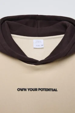Niños ZARA 6 - 14 Años·Sudaderas<SUDADERA CAPUCHA TEXTO RELIEVE