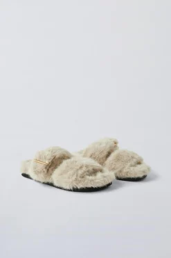 Niños ZARA 6 - 14 Años·Zapatos<ZAPATILLAS DE CASA PELO HEBILLAS